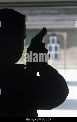 US Air Force SENIOR AIRMAN Brent Gagnon, 51. Staffel der Sicherheitskräfte, bereitet sich vor, während eines Kleinwaffenwettbewerbs zur Unterstützung der National Police Week auf dem Luftwaffenstützpunkt Osan, Republik Korea, eine 9mm-Pistole abzufeuern. Basis: Osan Air Base Country: Republik Korea (KOR) Stockfoto