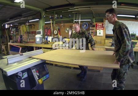 US Air Force STAFF Sergeant John Douglas (links) und US Air Force Technical Sergeant Aubrey Gann bereiten sich auf einen weiteren Job im 16. Expeditionary Operations Group Hangar in Istres vor. SSGT Douglas und TSGT Goff sind zwei aus einem vierköpfigen Zivilingenieurteam von 3. Civil Engineers, Luftwaffenstützpunkt Elmendorf, Alaska, die auf dem EOG 16., einer kleinen US-Luftwaffeneinheit auf dem französischen Luftwaffenstützpunkt 25, Istres, Dessen KC-135 Stratotankers US- und NATO-Jets auftanken, die die Balkanregion patrouillieren. Diese Ingenieure sind für die tägliche Wartung und Reparatur des Hangars der Anlage verantwortlich, der etwa 1 Meilen misst Stockfoto