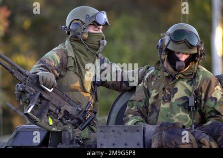 Marines von Delta Company, 4. Light Armor Reconnaissance (LAR), Quantico, Virginia, besetzt ein M240E1-Maschinengewehr an Bord eines LAV (Light Armor Vehicle), bereitmachen zum Ausrücken, während der TANDEM-Übung. Die Mission des 4. LAR ist es, verschiedene Kontrollpunkte zu patrouillieren, jeden Feind anzugreifen und ihn auf die Hauptstreitkräfte zu schieben. Die LAR verdeckt die Bewegung der Hauptkraft, indem sie ihre Flanken und Abschirmungen schützt. Sie werden nur dann um Informationen kämpfen, wenn es nötig ist, aber meistens sind die Augen die Bewegung. TANDEM-SCHUBKRAFT 2001 eine kombinierte US-amerikanische, australische und kanadische Militärübung für Krisenaktionsplanung und exe Stockfoto