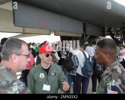 Air National Guard Major Mark Welte, ein US Air Force B-1B Lancer Waffensystemoffizier, erläutert die Spezifikationen des B-1B Bombers während einer Flugschau auf der französischen Luftwaffenbasis 25 in Istres. Eine B-1B vom 184. Bomb Wing der Kansas Air National Guard, McConnell Air Force Base, Kansas, nahm an der Show Teil. Basis: Istres Land: Frankreich (FRA) Stockfoto