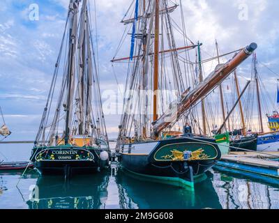 Hochschiffe in Rosmeur Hafen in Douarnenez Stadt, Finistere, Bretagne, Frankreich Stockfoto