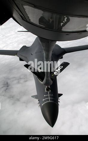 Ein US Air Force B-1B Lancer Bomber wird über Frankreich von einem KC-135 Stratotanker vom 108. Air Tanken Flügel, McGuire Air Force Base, New Jersey, New Jersey Air National Guard betankt. Die B-1 ist dem 184. Bombenflügel der Kansas Air National Guard zugeteilt, McConnell Air Force Base, Kansas. Die B-1 füllte ihre Tanks für den Heimflug von Istres, wo sie auf der französischen Luftwaffenbasis 25, Istres, Air Show ausgestellt wurde. Die KC-135 ist vorübergehend der 16. Expeditionary Operations Group zugeteilt, einer kleinen US-Luftwaffeneinheit auf dem französischen Stützpunkt. Land: Frankreich (FRA) Stockfoto