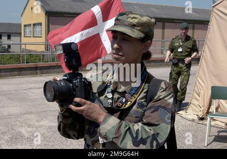 US Air Force STAFF Sergeant Jocelyn Broussard, ein Fotograf der US Air Forces in Europa, fotografiert im Zelt der dänischen Delegation in Lager Aulenbach, Deutschland, während der ÜBUNGSKOMBINATION ENDEAVOR, der größten Kommunikations- und Informationssystemübung der Welt. Die Übung, die vom amerikanischen Europakommando gesponsert und von Deutschland im Geiste der "Partnerschaft für den Frieden" ausgerichtet wird, wird jährlich durchgeführt, um die Interoperabilität von Dutzenden von Nationen und der NATO zu testen und zu dokumentieren. Betreff Operation/Serie: COMBINED ENDEAVOR 2001 Basis: Lager Aulenbach Bundesland Rheinland-Pfalz Land: Deutschland / Deutsch Stockfoto