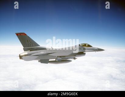 Rechte Seitenansicht eines F-16 Kampfflugzeugs gegen Falcon, bewaffnet mit EINER AIM-9 Sidewinder-Rakete, gesteuert von Oberstleutnant Mike Cosby der US Air Force, 177. Fighter Wing Commander, New Jersey Air National Guard. Land: Unbekannt Stockfoto