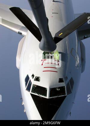 Ein E-3A Sentry Early Airborne Warning and Control System (AWACS) erhält mehr als 6.000 Gallonen Treibstoff über der Adria, bevor es seine Patrouille um die Balkanregion fortsetzt. Die E-3s mit Sitz in Geilenkirchen, Deutschland, fliegt rund um die Uhr im Rahmen der Operation JOINT FORGE zur Unterstützung der laufenden NATO-geführten Stabilisierungstruppe (SFOR) auf dem Balkan. Diese E-3 wurde von einem KC-135R Stratotanker vom Luftwaffenstützpunkt McConnell, Kansas, betankt, der vorübergehend mit der 16. Expeditionary Operations Group beschäftigt ist, einer kleinen US-Einheit am französischen Luftwaffenstützpunkt Istres, die wegen aeri angeklagt ist Stockfoto