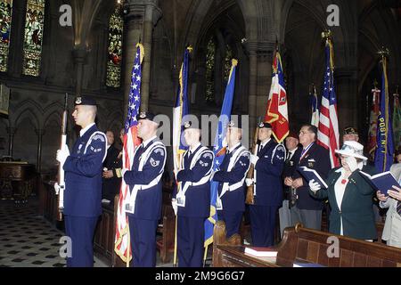 Die US-Luftwaffe in Europa, Special Security Squadron (Elite Guard) aus Ramstein, Deutschland, präsentiert die Farben bei der Eröffnung einer Massenzeremonie anlässlich des Memorial Day in der amerikanischen Kathedrale in Paris, Frankreich. Basis: Paris Land: Frankreich (FRA) Stockfoto