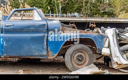 Am vorderen Ende eines alten, zerstörten chevy Pickups Stockfoto