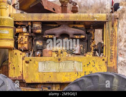 Detailbild des Motorraums bei einem alten, gebrauchten Planiermaschine Stockfoto