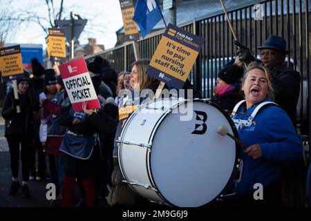 Streikende Krankenschwestern auf Streikposten vor dem Royal Liverpool Hospital im Stadtzentrum von Liverpool. Die Krankenschwestern sind Mitglieder des Royal College of Nursing, deren Mitglieder heute in England, Wales und Nordirland streiken, da sie von ihren NHS-Arbeitgebern eine Gehaltserhöhung verlangen. Rund 250 Krankenschwestern schlossen sich der Aktion an drei Streikposten außerhalb des Krankenhauses an. Stockfoto