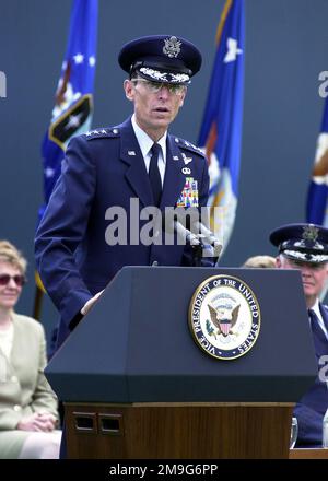 US Air Force Lieutenant General Dallager, Air Force Academy Superintendent, spricht auf der Abschlussfeier an der US Air Force Academy in Colorado Springs, Colorado, zur Klasse 2001. Basis: Colorado Springs Bundesstaat: Colorado (CO) Land: Vereinigte Staaten von Amerika (USA) Stockfoto