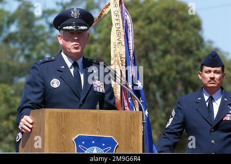 Generalmajor William R. Looney III., USAF, 14. Luftwaffenkommandeur und amtierender Beamter, spricht während der Zeremonie des Kommandowechsels 30. im Weltraumflügel (SW) in Vandenberg AFB, Kalifornien. Das Kommando über die 30. SW geht von Oberst Stephen L. Lanning an OBERST Robert P. Worley II. Über, der vom Hauptquartier der US-Luftwaffe, Pentagon, Washington D.C. kam, wo er ALS CHEF der Weltraumabteilung diente. Basis: Luftwaffenstützpunkt Vandenberg Bundesstaat: Kalifornien (CA) Land: Szene der Vereinigten Staaten von Amerika (USA) Hauptkommando gezeigt: AFSPC Stockfoto