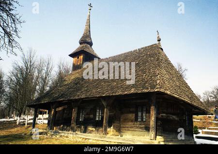 Kreis Salaj, Rumänien, ca. 2000. Außenansicht der Holzkirche im Kloster Strâmba, erbaut 1470. Stockfoto