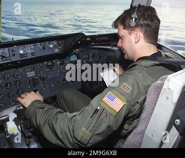 US Air Force Zweiter Lieutenant Kevin Dombay, vom 76. Air Tanken Squadron McGuire Air Force Base, New Jersey, hat während des Fluges die Kontrolle über ein KC-10A Extender-Flugzeug. Die McGuire AFB KC-10A betankte die Blue Angels auf, als sie zu ihrer Heimatbasis in Pensacola, Florida, zurückkehrten. Die Blue Angels, das beste Demonstrationsteam der Navy, traten für 325.000 Personen in der Lakehurst Naval Air Engineering Station, NJ, Airshow vom 2. Bis 3. Juni 2001 auf. Land: Vereinigte Staaten von Amerika (USA) Stockfoto