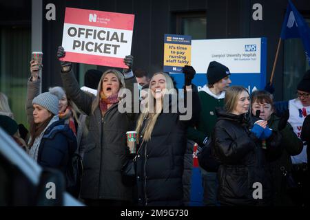 Streikende Krankenschwestern auf Streikposten vor dem Royal Liverpool Hospital im Stadtzentrum von Liverpool. Die Krankenschwestern sind Mitglieder des Royal College of Nursing, deren Mitglieder heute in England, Wales und Nordirland streiken, da sie von ihren NHS-Arbeitgebern eine Gehaltserhöhung verlangen. Rund 250 Krankenschwestern schlossen sich der Aktion an drei Streikposten außerhalb des Krankenhauses an. Stockfoto