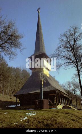 Salaj County, Rumänien, ca. 1999. Die hölzerne orthodoxe Kirche in Voivodeni, ein historisches Denkmal aus dem Jahr 1822. Stockfoto