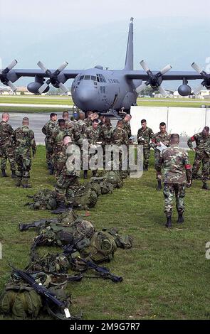 Fallschirmjäger der 173. Luftwaffe, südeuropäische Task Force, Vicenza, Italien, bereiten sich auf einen Abwurf vor. Mit einer 9-Missionen fielen auf der 37. fast 80 Tonnen schwerer Ausrüstung, gefolgt von einer 12-Missionen, bei der 547 Fallschirmjäger aus den 173. zur Unterstützung der multinationalen Ausbildungsübung VENETO RESCUE 01 in Nordost-Italien und Slowenien abgeworfen wurden. Veneto Rescue ist eine Übung zur Ausbildung militärischer Einheiten für die sichere Evakuierung von nicht-Kombattanten Zivilisten und anderen ausgewiesenen Evakuierungen aus einem Land oder einer Region, das/die potenziell feindselig oder gefährlich ist. Thi Stockfoto