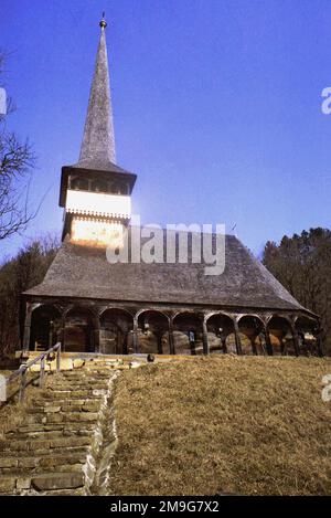 Salaj County, Rumänien, ca. 1999. Die hölzerne orthodoxe Kirche in Voivodeni, ein historisches Denkmal aus dem Jahr 1822. Stockfoto