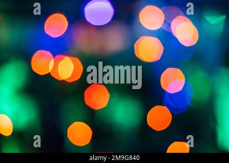 Abstrakter, heller Hintergrund mit rundem, mehrfarbigem Bokeh aus hellem Licht Stockfoto