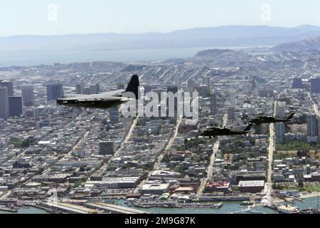 Ein MC-130 Combat Shadow Tanker und zwei HH-60G Pavehawk Helikopter aus dem Rettungsflügel 129. fliegen in Formation über San Francisco, Kalifornien. Die Mission der 129. besteht darin, ihre Kriegsmission der Kampfsuche und -Rettung überall auf der Welt auszubilden und darauf vorbereitet zu sein. Das Personal und die Luftfahrzeuge lokalisieren und Bergen das Personal der fliegenden Besatzung und des nicht fliegenden Personals sowohl in feindlichem als auch in freundlichem Gebiet und auf See. Darüber hinaus stellt der 129. Personal, Material und Ausrüstung für Such- und Rettungseinsätze in Friedenszeiten im Pazifischen Ozean und vor der Küste von Kalifornien bereit und ist einer der einzigen Stockfoto