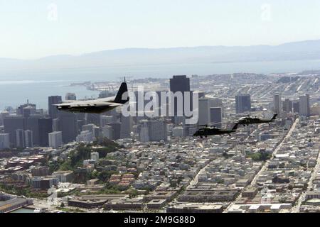 Ein MC-130 Combat Shadow Tanker und zwei HH-60G Pavehawk Helikopter aus dem Rettungsflügel 129. fliegen in Formation über San Francisco, Kalifornien. Die Mission der 129. besteht darin, ihre Kriegsmission der Kampfsuche und -Rettung überall auf der Welt auszubilden und darauf vorbereitet zu sein. Das Personal und die Luftfahrzeuge lokalisieren und Bergen das Personal der fliegenden Besatzung und des nicht fliegenden Personals sowohl in feindlichem als auch in freundlichem Gebiet und auf See. Darüber hinaus stellt der 129. Personal, Material und Ausrüstung für Such- und Rettungseinsätze in Friedenszeiten im Pazifischen Ozean und vor der Küste von Kalifornien bereit und ist einer der einzigen Stockfoto