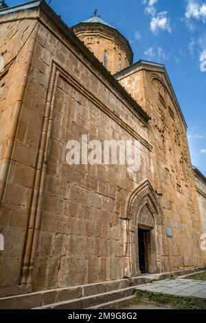 Reich verzierte Ostfassade der Kirche der Mutter Gottes in Ananuri, Georgia Stockfoto