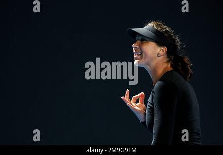 Melbourne, Australien. 18. Januar 2023. Patricia Maria tig von Rumänien reagiert auf das Spiel der Frauen in der ersten Runde gegen Zhang Shuai von China beim Australian Open Tennis Turnier in Melbourne, Australien, am 18. Januar 2023. Kredit: Bai Xuefei/Xinhua/Alamy Live News Stockfoto