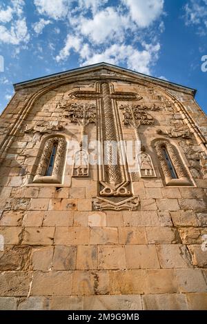 Reich verzierte Ostfassade der Kirche der Mutter Gottes in Ananuri, Georgia Stockfoto