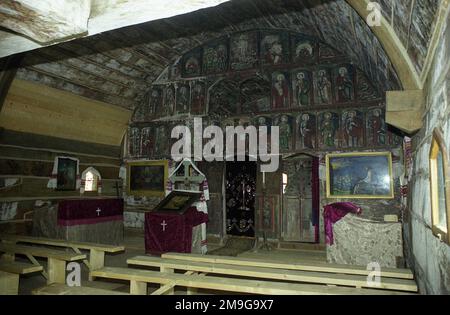 Salaj County, Rumänien, ca. 1999. Das Innere der hölzernen orthodoxen Kirche in Voivodeni, ein historisches Monument aus dem Jahr 1822. Stockfoto