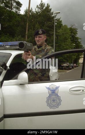 DER SENIOR AIRMAN Jason Peck, ein Security Forces Journeyman, mit dem 568. Sicherheitsgeschwader am Luftwaffenstützpunkt Ramstein, Deutschland, führt einen Geschwindigkeitstest mit einem RADARGEWEHR am Luftwaffenstützpunkt Ramstein durch. Stützpunkt: Luftwaffenstützpunkt Ramstein Bundesstaat Rheinland-Pfalz Land Deutschland / Deutschland (DEU) Hauptkommando gezeigt: USAFE Stockfoto