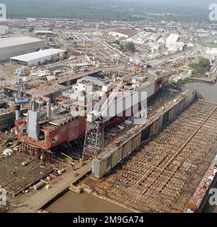 Steuerbord-Viertelansicht des strategischen Schwertransportschiffs der Bob Hope-Klasse USNS BENAVIDEZ (T-AKR 306), das auf den Bauwegen im Bau ist. Das Schiff ist zu 60 Prozent fertig. Basis: Avondale Bundesstaat: Louisiana (LA) Land: Vereinigte Staaten von Amerika (USA) Stockfoto