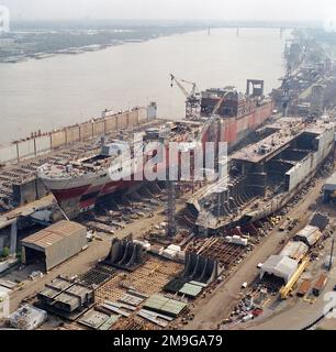 Backbord-Bugansicht des strategischen Schwertransportschiffs der Bob Hope-Klasse USNS BENAVIDEZ (T-AKR 306), das auf den Bauwegen im Bau ist. Das Schiff ist zu 60 Prozent fertig. Basis: Avondale Bundesstaat: Louisiana (LA) Land: Vereinigte Staaten von Amerika (USA) Stockfoto