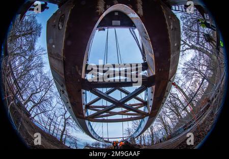 Sassnitz, Deutschland. 18. Januar 2023. Der neue Skywalk über der Kreidefelse „Königsstuhl“ auf der Ostseeinsel Rügen wird in seine endgültige Position abgesenkt. (Ausnahme: Extreme Weitwinkelobjektive) über Deutschlands größter Kreidefelse steht eine neue Aussichtsplattform kurz vor der Fertigstellung. Der sogenannte Königspaziergang über der 118 Meter hohen Kreideklippe ist einzigartig in Europa mit einem Überhang von 90 Metern. Kredit: Jens Büttner/dpa/Alamy Live News Stockfoto