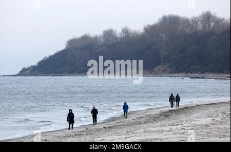 Rerik, Deutschland. 18. Januar 2023. Die Wanderer sind auf der Ostsee unterwegs. Im Norden dominiert ruhiges und teilweise sonniges Wetter. Kredit: Bernd Wüstneck/dpa/Alamy Live News Stockfoto
