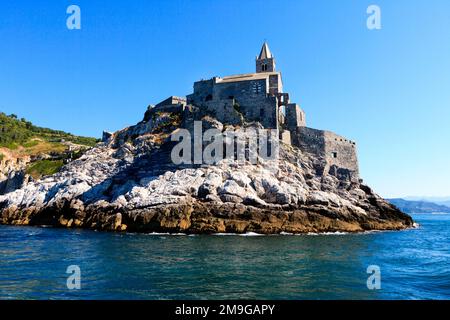 Alte mittelalterliche Kirche auf einem Hügel am Meer, Kirche St. Peter, Porto Venere, Ligurien, Italien Stockfoto