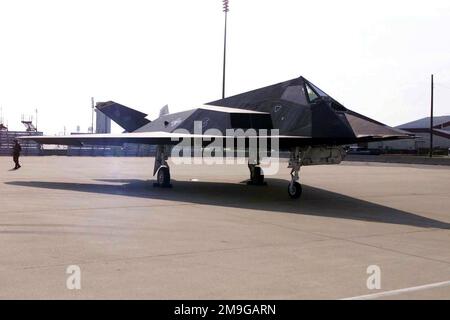 F-117A Nighthawk Tarnkappenflugzeug, stationär zur Unterstützung des Obersten Alliierten Kommandanten, Atlantic (SACLANT) Seminar in Langley AFB, Virginia. An dem SACLANT-Seminar nahmen 100 Delegierte aus 18 Ländern Teil. Ziel war es, NATO-Führer zusammenzubringen, um Fragen aus maritimer und nordamerikanischer Perspektive zu erörtern und den Staats- und Regierungschefs eine praktische Gelegenheit zu geben. Basis: Luftwaffenstützpunkt Langley Bundesstaat Virginia (VA) Land: Szene der Vereinigten Staaten von Amerika (USA) Hauptkommando gezeigt: GEMÄSS Stockfoto