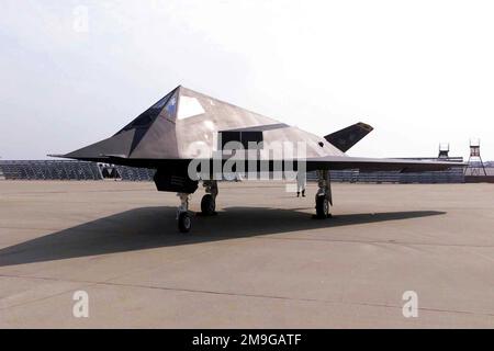 F-117A Nighthawk Stealth Fighter Angriffsflugzeug, stationär zur Unterstützung des Obersten Alliierten Kommandanten, Atlantic (SACLANT) Seminar in Langley Air Force, Virginia. An dem SACLANT-Seminar nahmen 100 Delegierte aus 18 Ländern Teil. Ziel war es, NATO-Führer zusammenzubringen, um Fragen aus maritimer und nordamerikanischer Perspektive zu erörtern und den Staats- und Regierungschefs eine praktische Gelegenheit zu geben. Basis: Luftwaffenstützpunkt Langley Bundesstaat Virginia (VA) Land: Szene der Vereinigten Staaten von Amerika (USA) Hauptkommando gezeigt: GEMÄSS Stockfoto