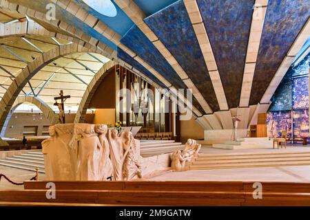 Innenaufnahme des Heiligtums des Heiligen Pio von Pietrelcina, San Giovanni Rotondo, Apulien, Italien Stockfoto