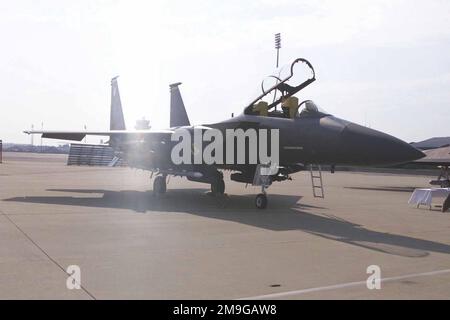 F-15E Strike Eagle, zweisitzige, wetterfeste, taktische Kämpfer, auf statischer Anzeige zur Unterstützung des Obersten Alliierten Kommandanten, Atlantik (SACLANT) Seminars in Langley Air Force, Virginia. An dem SACLANT-Seminar nahmen 100 Delegierte aus 18 Ländern Teil. Ziel war es, NATO-Führer zusammenzubringen, um Fragen aus maritimer und nordamerikanischer Perspektive zu erörtern und den Staats- und Regierungschefs eine praktische Gelegenheit zu geben. Basis: Luftwaffenstützpunkt Langley Bundesstaat Virginia (VA) Land: Szene der Vereinigten Staaten von Amerika (USA) Hauptkommando gezeigt: GEMÄSS Stockfoto