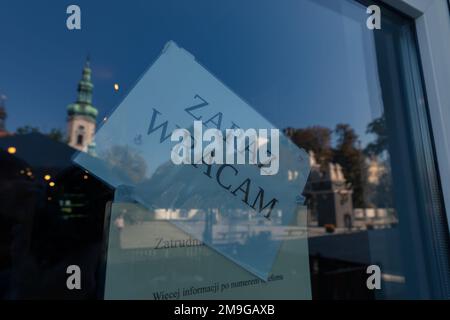 Glastür zum Laden mit einer Karte mit polnischer Inschrift - ich bin gleich wieder da. Stockfoto