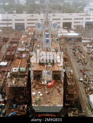 Hoch schräg vom Heck aus kann man den von Aegis geführten Raketenzerstörer USS MASON (DDG 87) der Arleigh-Burke-Klasse sehen, der kurz vor der Taufe der Schiffe auf der Werft Bath Iron Works auf den Startwegen ruht. Basis: Bath Bundesstaat: Maine (ME) Land: Vereinigte Staaten von Amerika (USA) Stockfoto