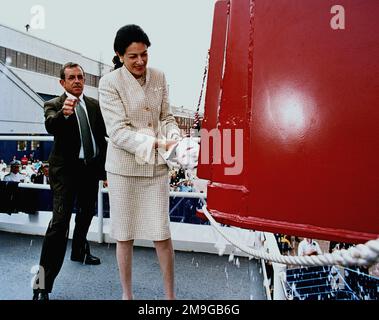 Die ehrenwerte Olympia J. Snowe, US-Senatorin Maine, zerbricht die traditionelle Flasche Champagner am Bug des geführten Raketenzerstörers USS MASON (DDG 87), um den neuesten Zerstörer der Navys zu taufen. Basis: Bath Bundesstaat: Maine (ME) Land: Vereinigte Staaten von Amerika (USA) Stockfoto