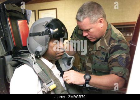 Technischer Sergeant Patrick Carroll, rechts, 1. KAMPFFLÜGELSPEZIALIST SERE (Überleben, Ausweichen, Widerstand und Flucht), führt ein Ausstiegstraining für Lieutenant Colonel Francis Horne vor seinem F-15-Flug auf der Langley Air Force Base, VA Horne ist einer der ursprünglichen Tuskegee-FLIEGER. Basis: Luftwaffenstützpunkt Langley Bundesstaat Virginia (VA) Land: Szene der Vereinigten Staaten von Amerika (USA) Hauptkommando gezeigt: GEMÄSS Stockfoto