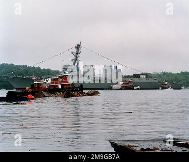 Hafenansicht des Aegis-geführten Raketenzerstörers USS MASON (DDG 87) in Wasser im Kennebec River nach der Taufe und der Abschusszeremonie der Schiffe. Auf der linken Seite sammeln Schleppboote die Überreste der Startstation. Dies ist das letzte Schiff der Navy, das auf traditionelle Weise in die Wege geschoben wurde. Basis: Bath Bundesstaat: Maine (ME) Land: Vereinigte Staaten von Amerika (USA) Stockfoto