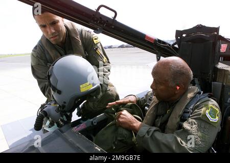 Captain Adrian Spanien, links, 27. Fighter Squadron F-15 Pilot, assistiert Lieutenant Colonel Francis Horne mit seinem Helm vor ihrem Flug. Horne ist einer der ursprünglichen Tuskegee-FLIEGER. Basis: Luftwaffenstützpunkt Langley Bundesstaat Virginia (VA) Land: Szene der Vereinigten Staaten von Amerika (USA) Hauptkommando gezeigt: GEMÄSS Stockfoto