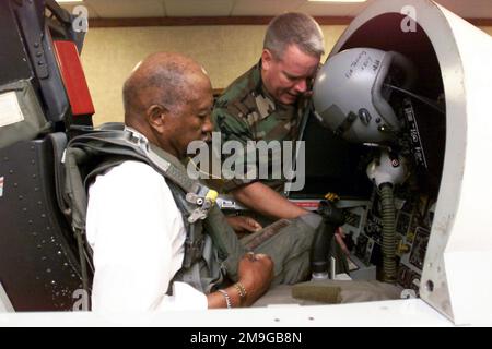 Technischer Sergeant Patrick Carroll, rechts, 1. Kampfflugzeuge SERE (Survival, evasion, Resistance, and Escape) SPEZIALIST, demonstriert Lieutenant Colonel Francis Horne, wie man die Ruderpedale im F-15-Ausstiegssimulator vor seinem F-15-Flug auf dem Langley Air Force Base, Virginia, justiert. Horne ist einer der ursprünglichen Tuskegee-FLIEGER. Basis: Luftwaffenstützpunkt Langley Bundesstaat Virginia (VA) Land: Szene der Vereinigten Staaten von Amerika (USA) Hauptkommando gezeigt: GEMÄSS Stockfoto