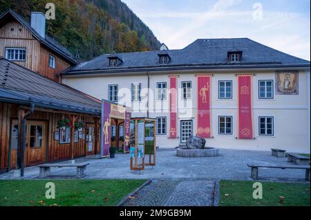 Blick auf das Hallstatt-Museum mit einer unvergleichlichen Sammlung von Entdeckungen aus den lokalen Salzminen in Hallstatt, Österreich. Stockfoto