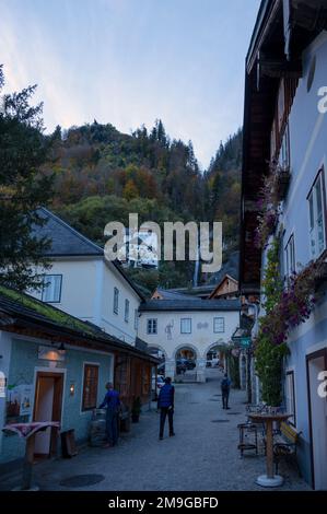 Hallstatt, Österreich. Blick auf eine zentrale Straße mit bunten hölzernen Chalethäusern, Restaurants, Geschäften und Cafés, die in Hallstatt, Österreich, gefangen wurden. Stockfoto