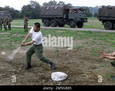 US Marines vom 3. Bataillon 11. Marines arbeiten mit Mitgliedern der japanischen Bodenselbstverteidigungseinheit zusammen, um ein Softballspiel zu spielen, während sich die Headquarters 12. Marines auf eine Feuerübung im Ojojihara Manövering Training Area in der Präfektur Miyagi, Japan, vorbereiten. In Abstimmung mit der japanischen Selbstverteidigungstruppe werden 12. Marines aus Camp Hansen Okinawa Japan und 11. Marines India Battery aus 29 Palms, Kalifornien, mit dem M198 155mm mittelschweren Howitzer eine Feuerausbildung durchführen, um ihre Einsatzbereitschaft und Schussfähigkeiten zu verbessern. Basis: Ausbildungsgebiet Ojojihara Staat: Miyagi C. Stockfoto