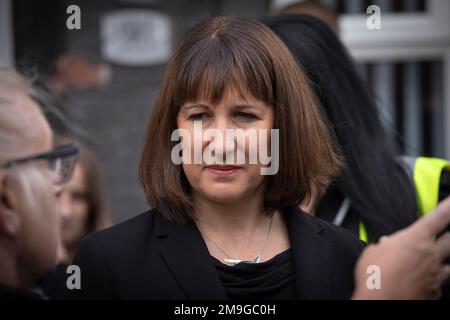 Schattenkanzlerin der Staatskasse Rachel Reeves, Abgeordnete, abgebildet in Bootle, Merseyside am Tag des Beginns der 2022. Labour-Party-Konferenz in Liverpool. Stockfoto