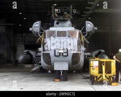 Ein CH-53E Super-Hallion-Helikopter aus HMH-463 Kaneohe Bay, Hawaii, der zerlegt wurde, um zum Anderson Air Force Base, Guam, transportiert werden zu können, wartet darauf, während der Übung KOA THUNDER 2001 auf dem Anderson Air Force Base wieder zusammengesetzt zu werden. Marines von Aviation Support Element, Kaneohe Bay, Hawaii, 1. Marine Air Wing, Okinawa, Japan, und 3. Marines 7. Bataillon, 29 Palms, Kalifornien, nahmen von Juli 9 bis Juli 14 am KOA-DONNER auf der Insel Guam Teil. Ziel der Übung war es, die Fähigkeit des Marine Corps zu demonstrieren, sich im Südpazifik von anderen Orten als Okinaw aus zu stationieren Stockfoto